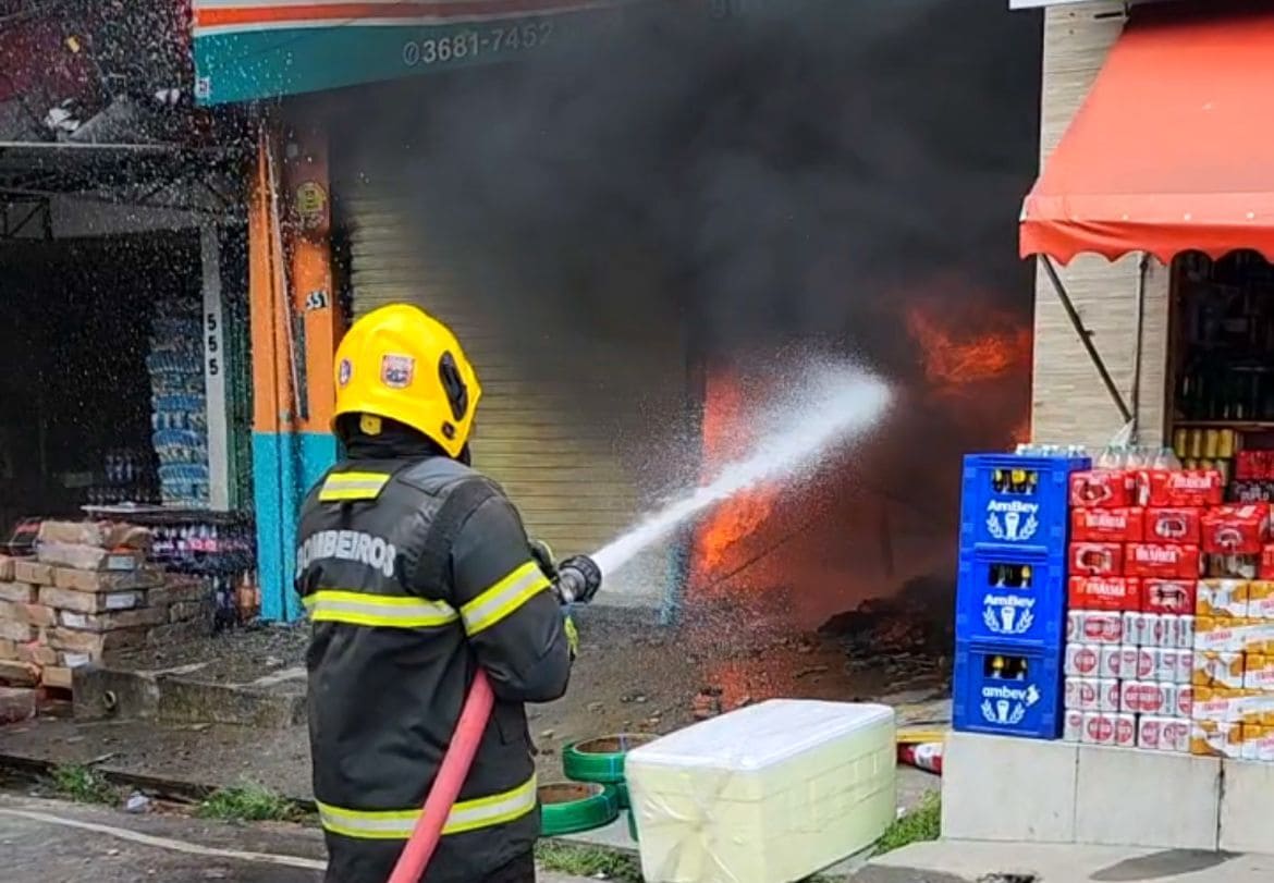 Corpo de Bombeiros combate incêndio de grande proporção em área comercial no Jorge Teixeira