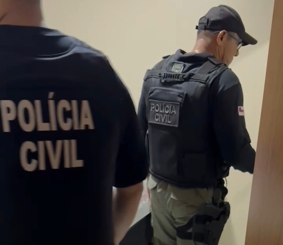 Homem é preso após ser flagrado praticando estupro de vulnerável contra a filha de sua companheira
