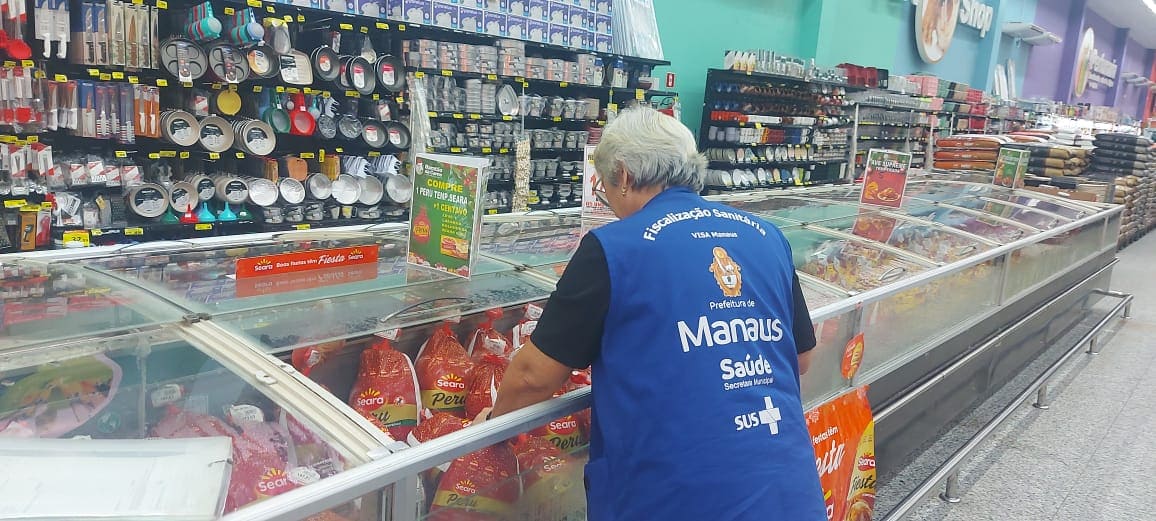 Visa Manaus apreende 200 quilos de alimentos impróprios em operação ‘Natal com Saúde’