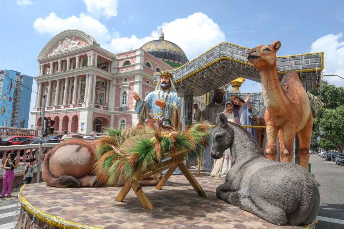 Última ‘Parada Natalina’ da prefeitura movimenta o centro de Manaus e encanta a população