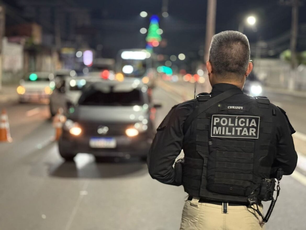 A Operação Natal Seguro, formada pela Secretaria de Segurança Pública (SSP-AM), Departamento Estadual de Trânsito do Amazonas (Detran-AM) Polícia Militar do Amazonas (PMAM), Polícia Civil do Amazonas (PCAM) e Corpo de Bombeiros (CBMAM), registrou 85 casos de alcoolemia e 23 recusas ao teste, entre a noite de terça-feira (24) e manhã desta quarta-feira (25), em dez pontos estratégico de toda Manaus. + Leia mais notícias no portal Amazônia Sem Fronteira No total, foram abordados mil veículos, sendo destes 294 foram autuados. Além disso, foram removidas 50 motocicletas e sete carros por diversas irregularidades, dentre elas condução sem placa veicular de identificação. Também foram registrados 43 casos de condução veicular sem a Carteira Nacional de Habilitação (CNH) ou Permissão para Dirigir (PPD). De acordo com o diretor-presidente do Detran Amazonas, Wendell Waughan, a partir desta terça-feira, essa ação integrada seguirá até o dia 7 de janeiro com o objetivo de salvar vidas. “Estaremos nas ruas para coibir qualquer prática de crime de trânsito com a missão de salvar vidas. Aquele cidadão ingere bebida alcóolica, que não faz o uso da direção. Aquele motociclista que sair de casa sem o uso do capacete, será abordado. Faremos o uso de todas forças necessárias para que as leis de trânsito sejam cumpridas”, disse Wendell. Ainda durante a operação, no ponto da avenida Constantino Nery, bairro Chapada, zona centro-sul de Manaus, houve uma perseguição a uma moto sem placa. Próximo da abordagem, o condutor do uma moto acabou jogando um celular e 30 gramas de substância entorpecente Apoio O secretário executivo-adjunto da Seagi/SSP-AM, coronel Almir Cavalcante, reforçou que está dando todo apoio a essas ações de final de ano promovidas pelo Detran Amazonas em parceria com os demais órgãos. “É importante ressaltar que o Centro Integrado de Operações de Segurança (Ciops) está atento para as ocorrências neste primeiro momento, o Centro Integrado de Comando e Controle (CICC) também está disponibilizando todas suas ferramentas para que consigamos êxito nesse primeiro dia de operação”, salientou. • Siga o Amazônia Sem Fronteira no Facebook aqui • Siga o Amazônia Sem Fronteira no Instagram aqui O coordenador de Fiscalização do Detran-Amazonas, Artur Cruz, destacou que um dos principais focos dessa operação é coibir o binômio álcool e direção. “Mas também estaremos atentos a qualquer outra infração de trânsito que possa comprometer a segurança viária da população. A ideia é reduzir os números de acidente de trânsito que estão sendo ocasionados por negligência e imperícia dos condutores de veículos”, finaliza ele.T Segundo Arthur Cruz, entre as principais infrações registradas estiveram: condução de motocicleta sem uso do capacete de segurança (36), permitir condução de veículo sem CNH ou PPD (28), dirigir veículo utilizando calçado inapropriado (14) e conduzir motocicleta com passageiro sem uso do capacete (12). Ao final da operação, foi registrado apenas um acidente de trânsito com três vítimas lesionadas, na zona norte de Manaus. Fonte: ASCOM/DETRAN-AM