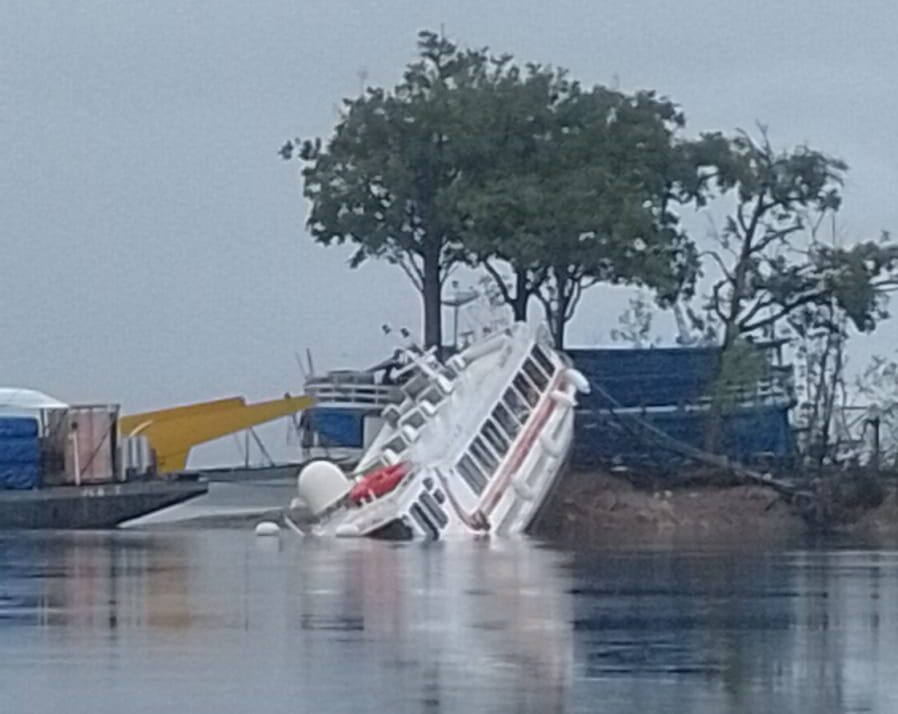 Lancha afunda após bater em barranco às margens do Rio Negro-AM