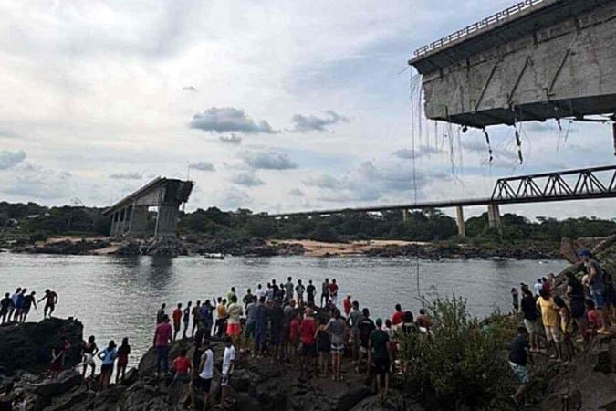 Resgatado corpo em cabine de caminhão submerso após queda de ponte