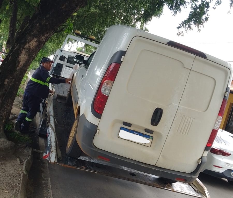 Fiscalização remove veículos estacionados em local proibido na zona Centro-Sul de Manaus