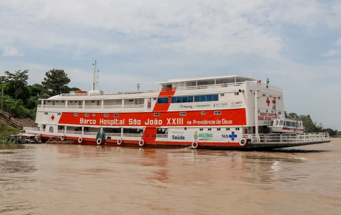A embarcação está ancorada na Vila do Janauacá, com oferta de consultas em oito especialidades médicas e odontologia, entre outros serviços