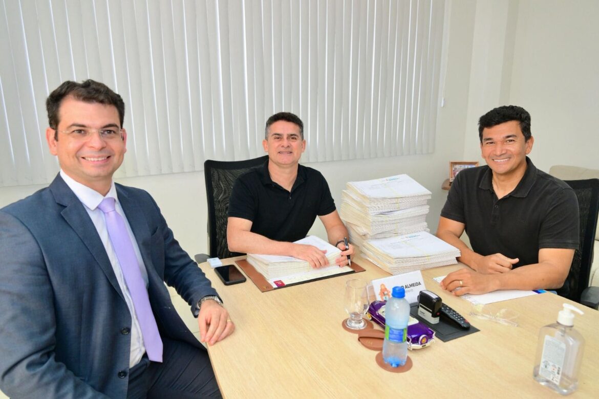 Moradia: David Almeida oficializa 340 imóveis e fortalece segurança jurídica no Coliseu