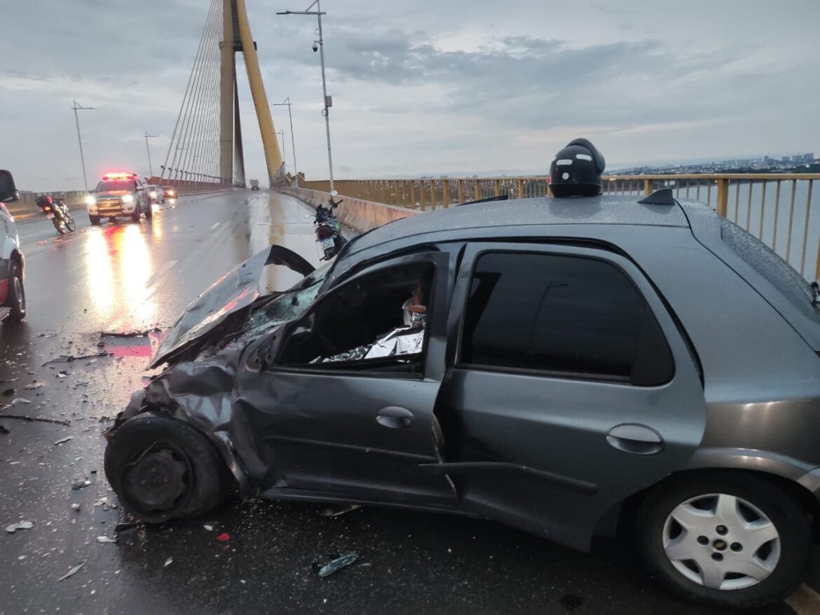 Acidente envolvendo dois carros na Ponte Rio Negro deixa duas pessoas feridas