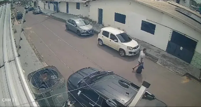Homem arromba carro e furta pertences de advogada em Manaus