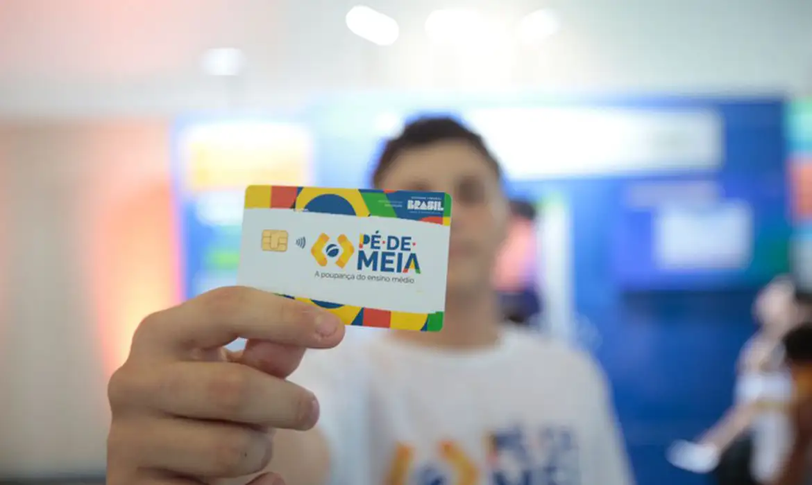MEC quer estender Pé-de-Meia a todos do ensino médio da rede pública