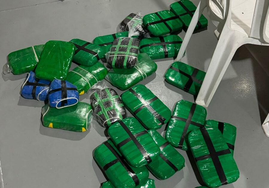 Dupla é presa com 29 quilos de drogas em embarcação no interior do Amazonas