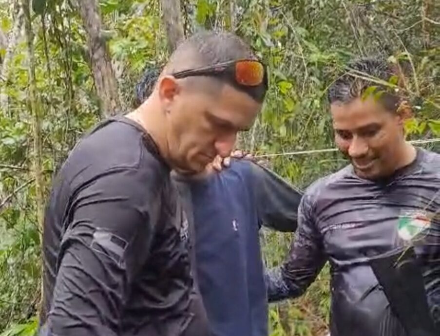 Polícias resgatam estudante de medicina que estava desaparecido no interior do Amazonas