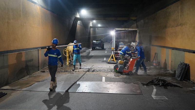 Prefeitura de Manaus finaliza serviço de instalação de novas tampas no viaduto Roberto Campos, no bairro São Jorge