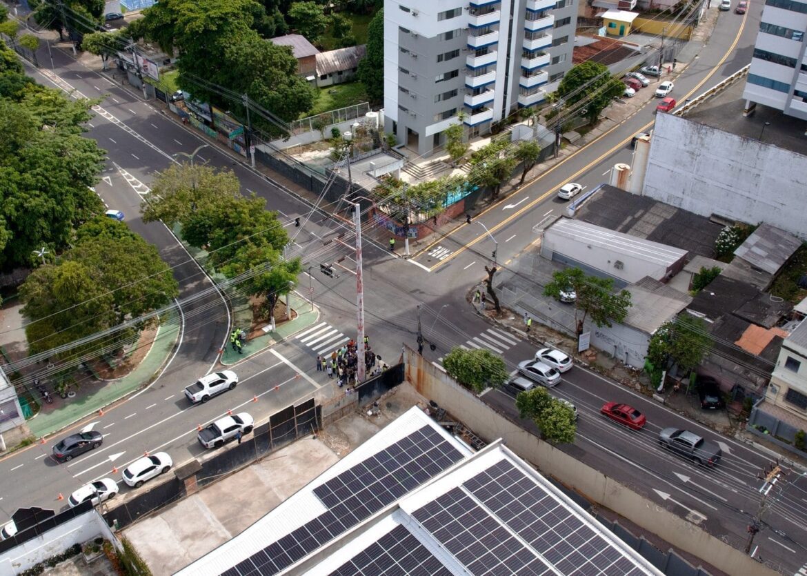 Novo semáforo entra em operação na Avenida Umberto Calderaro Filho para reforçar a segurança e reduzir acidentes