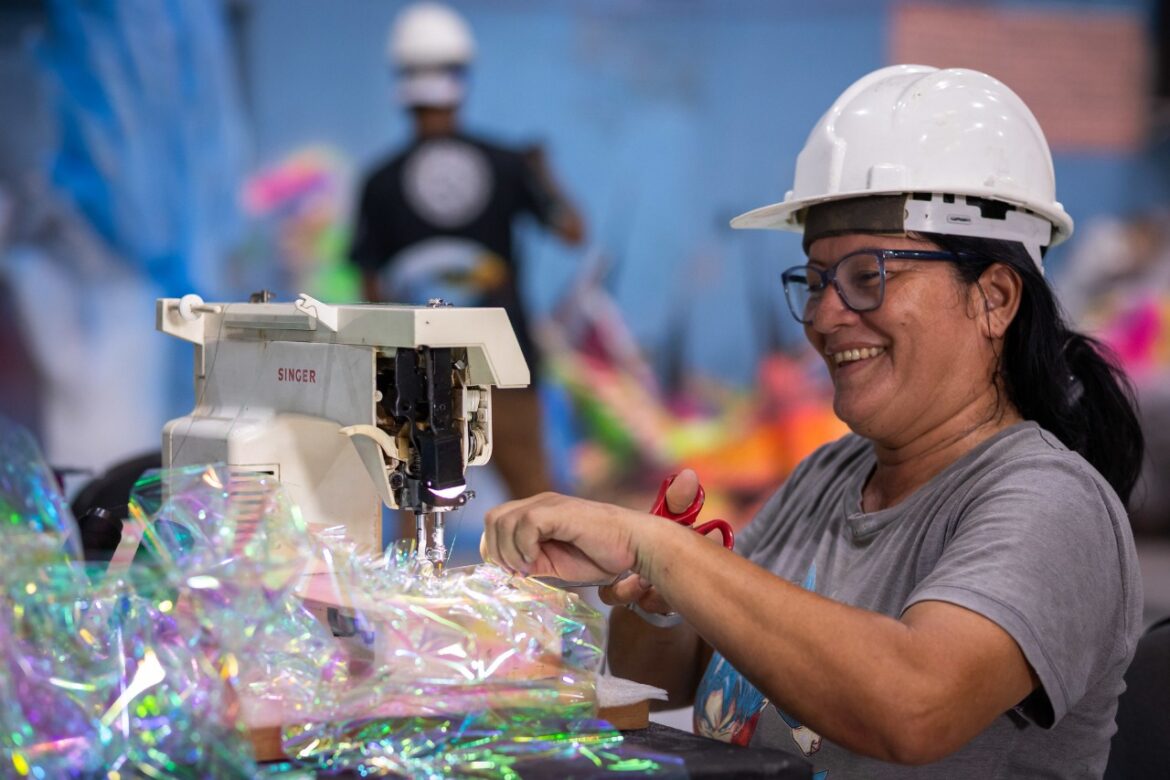 Carnaval na Floresta 2025: Geração de emprego e renda é realidade nos barracões das escolas de samba