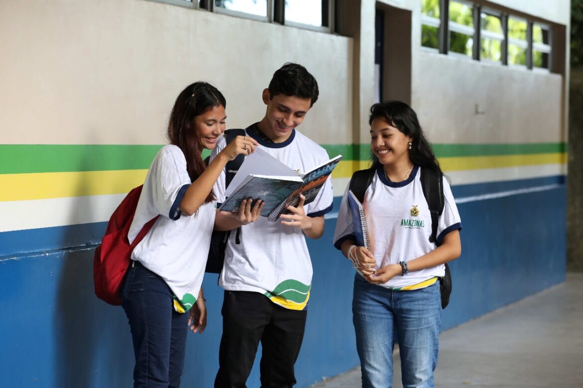 Mais de 44 mil estudantes do Amazonas recebem pagamento do Pé-de-Meia após concluírem Ensino Médio