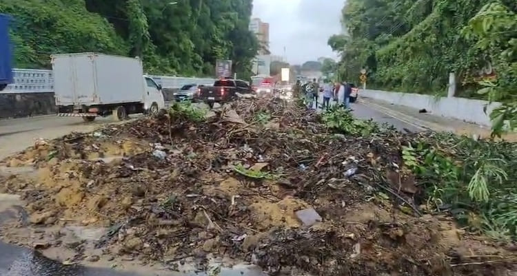 Chuva causa deslizamento de terra em avenida de Manaus