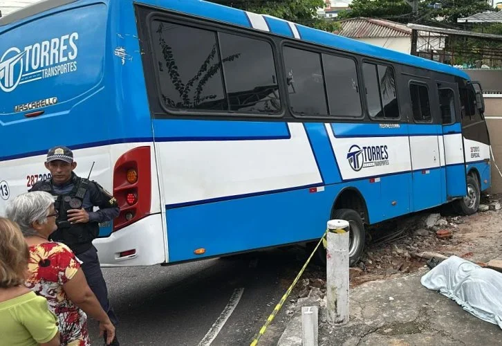 Técnica de enfermagem morre após ser atingida por ônibus desgovernado em Manaus