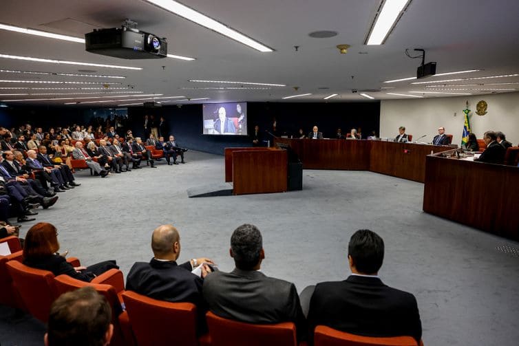 Por unanimidade, turma do STF torna Bolsonaro e mais 7 réus por golpe