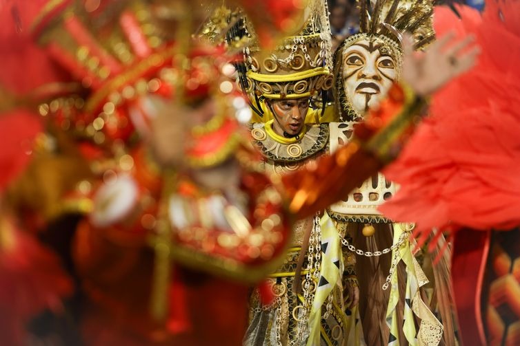 Água, fogo e fumaça marcam espetáculo do 1º dia de desfiles do Grupo Especial