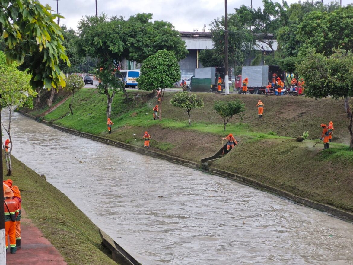 Igarapé e áreas esportivas da avenida do Samba recebem limpeza e manutenção
