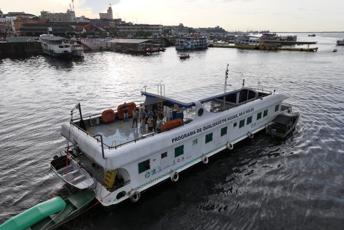 Barco científico parte em nova expedição para avaliar a qualidade das águas dos rios do Amazonas