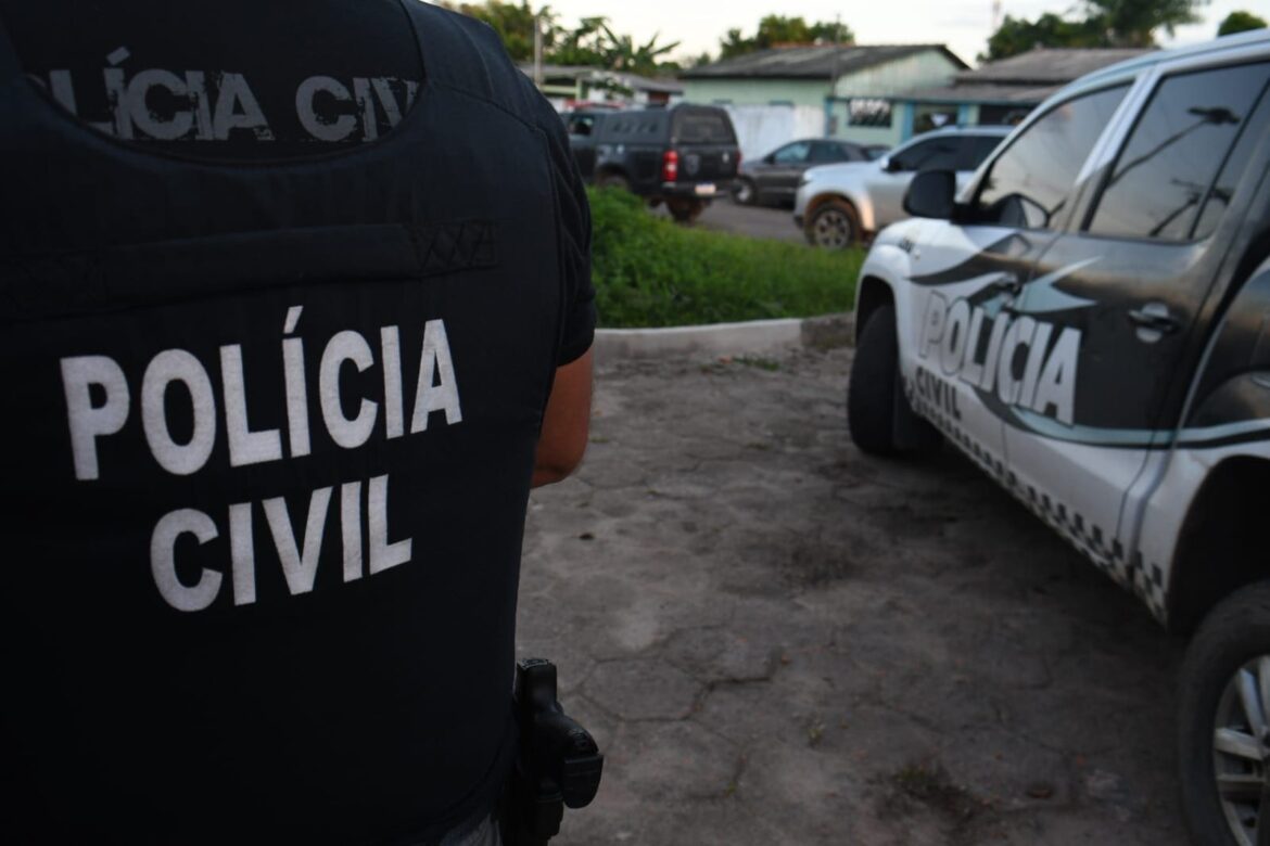 Polícias prendem homem por violência doméstica, violência psicológica e perseguição contra ex-companheira em Envira