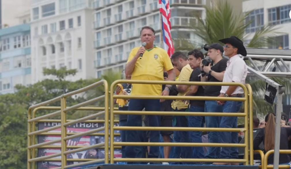 Bolsonaro e aliados participam de manifestação em Copacabana