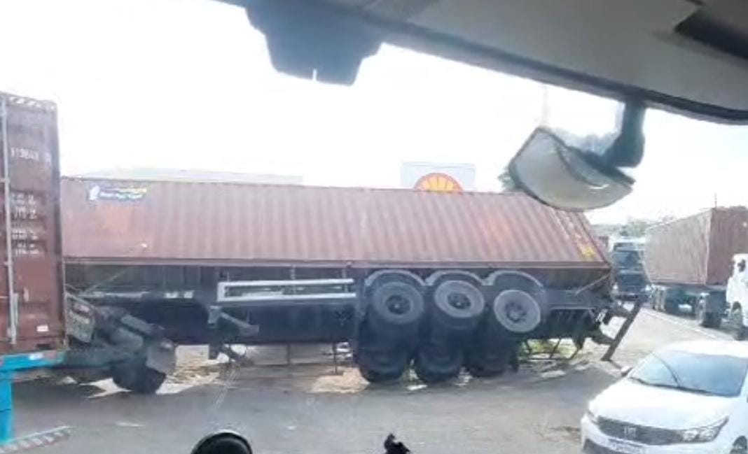 Carreta tomba em curva perigosa na zona sul de Manaus, bloqueando acesso ao Porto Chibatão