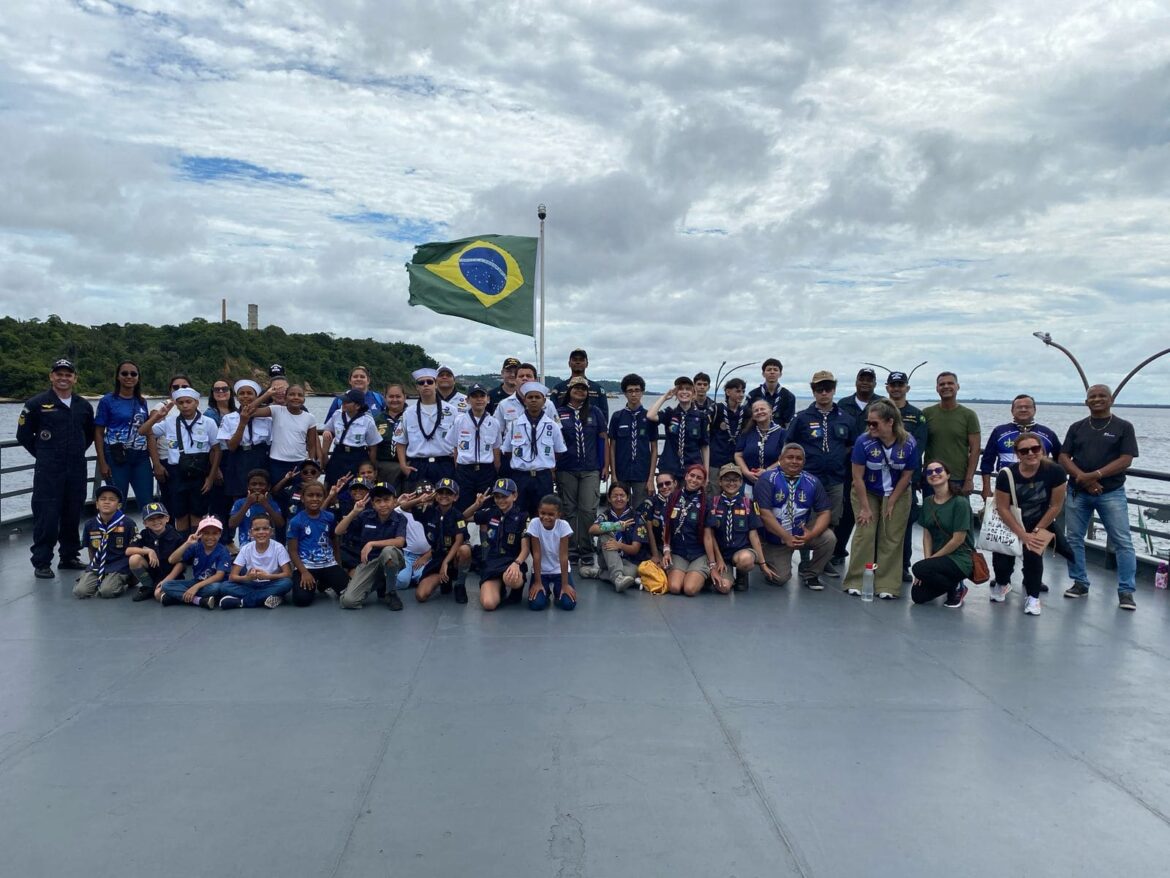 Escoteiros de Manaus participam de atividade a bordo de navio da Marinha do Brasil