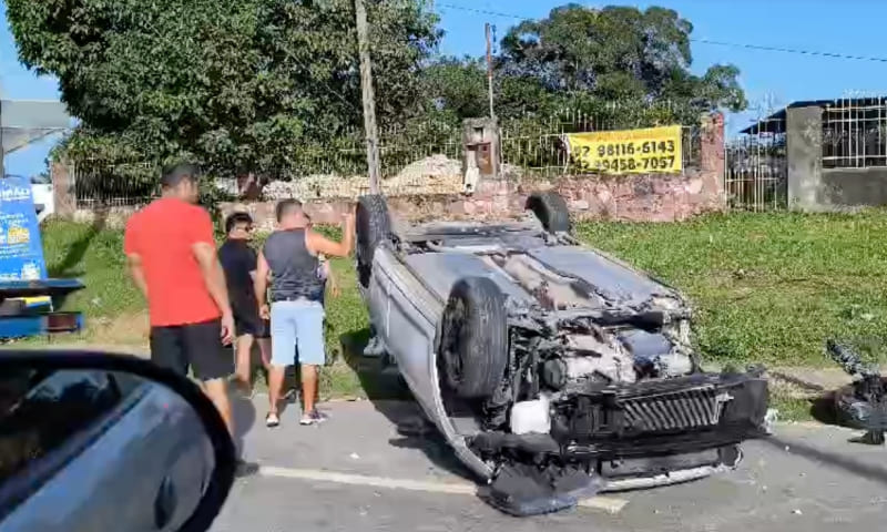Carro capota após motorista perder o controle na Avenida do Turismo, em Manaus