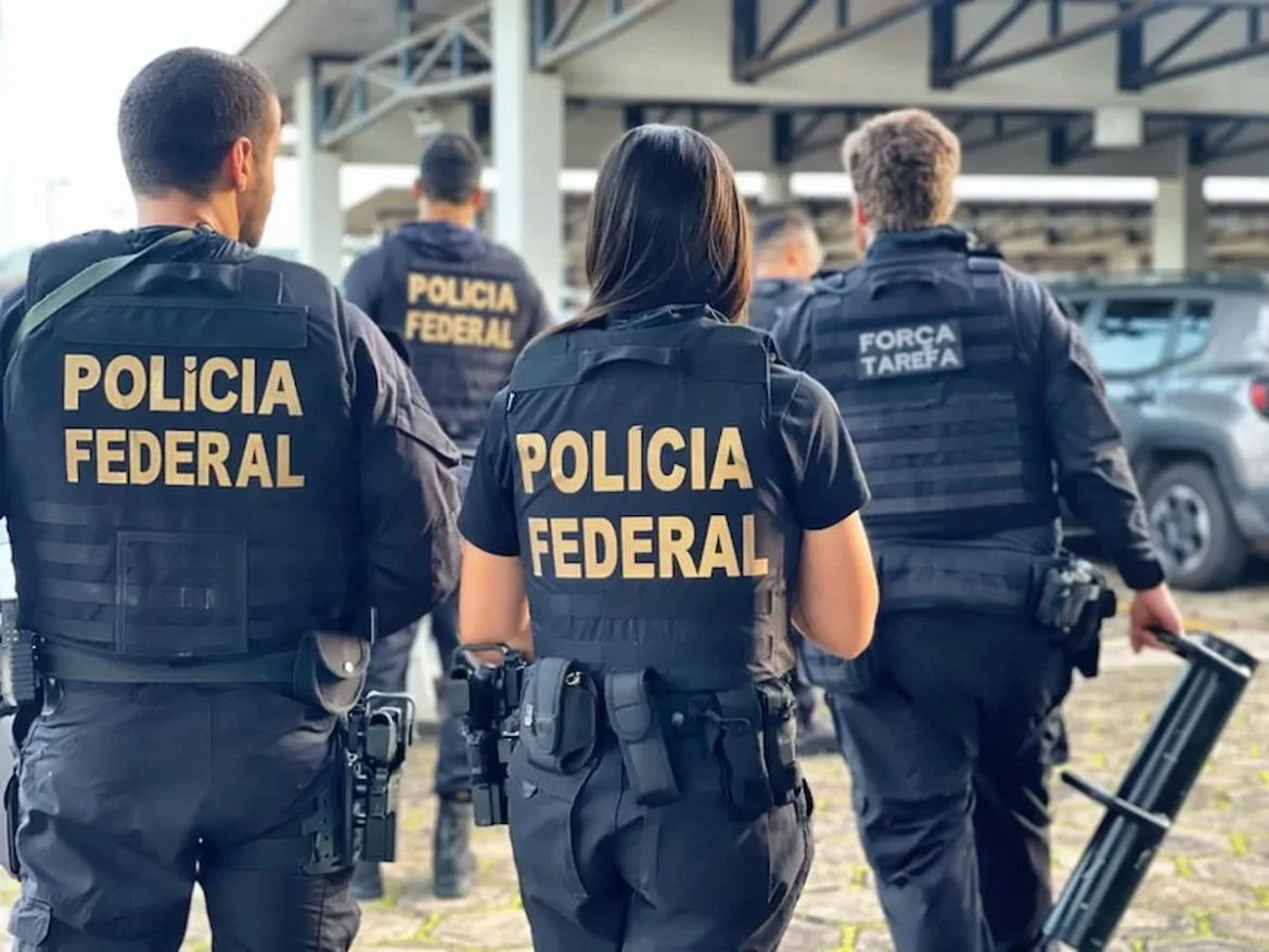 Polícia Federal destrói arsenal de 70 armas apreendidas em operações contra tráfico 