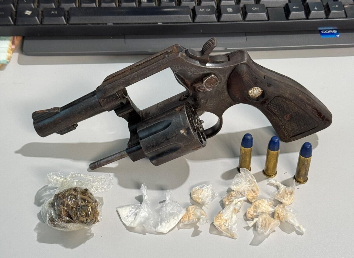 Polícia prende homem em flagrante por tráfic0 de drogas, posse de arma de fogo e corr*pção de menores