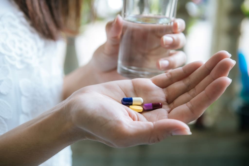 Cinco tipos de medicamentos mais utilizados sem orientação profissional: riscos e cuidados