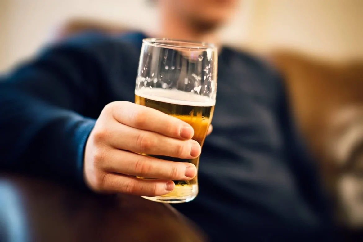 Mulher é pr3sa por fornecer bebida alcoólica ao filho adolescent3