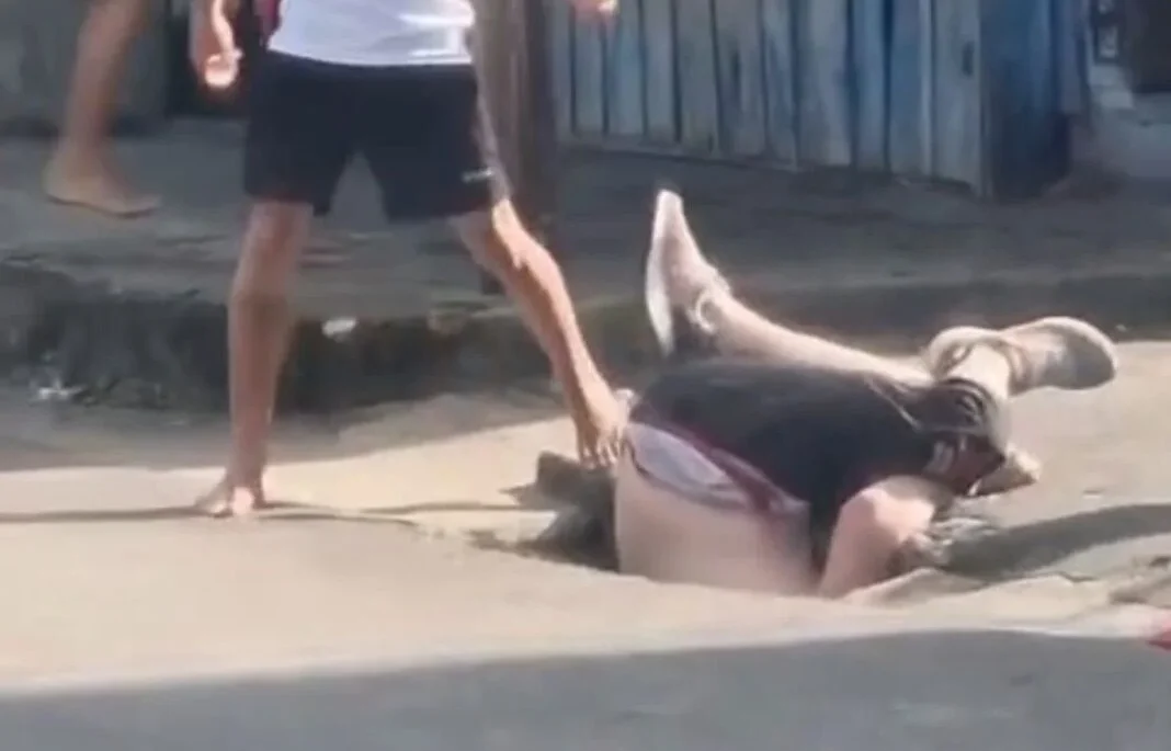 Homem fica de ponta-cabeça em buraco enquanto ap4nha em Manaus