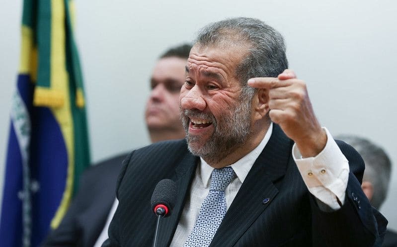 Fraude no INSS leva Carlos Lupi a pedir demissão do Ministério da Previdência