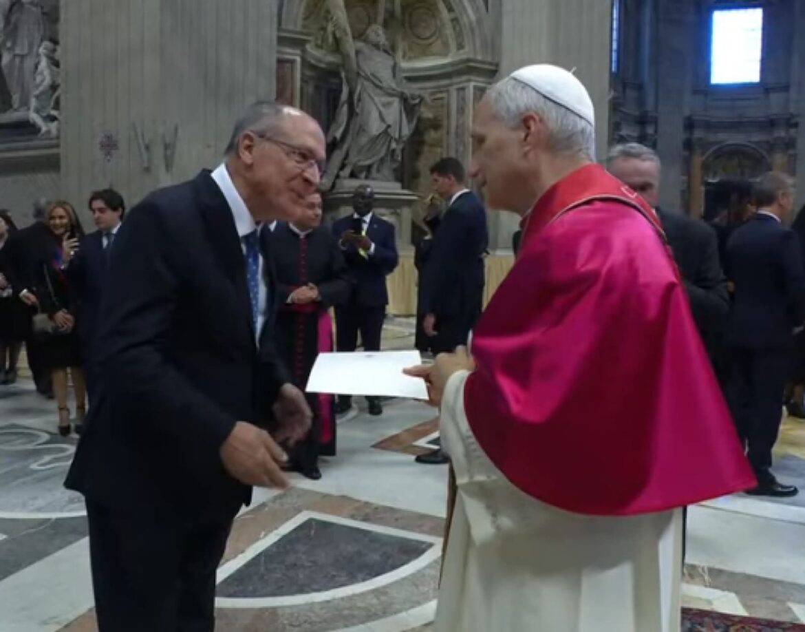 Geraldo Alckmin entrega ao Papa Leão XIV convite para a COP30