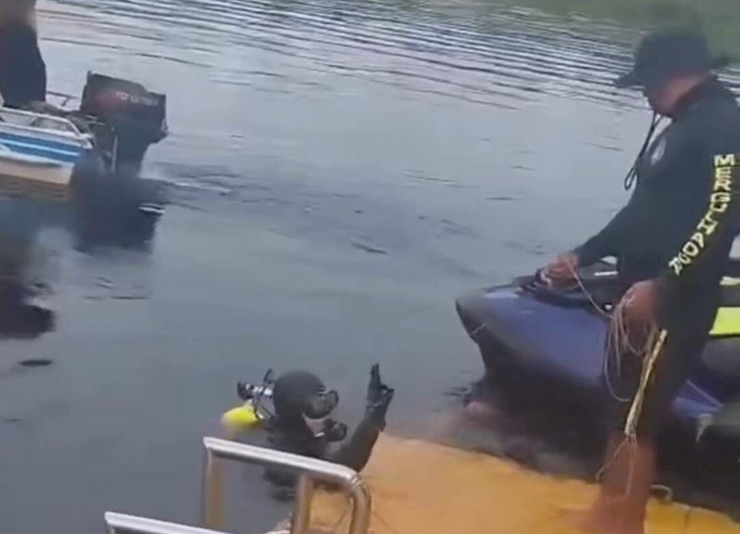 Mergulhadores  resgatam corpo de jovem que morreu após pular de flutuante em igarapé no Tarumã
