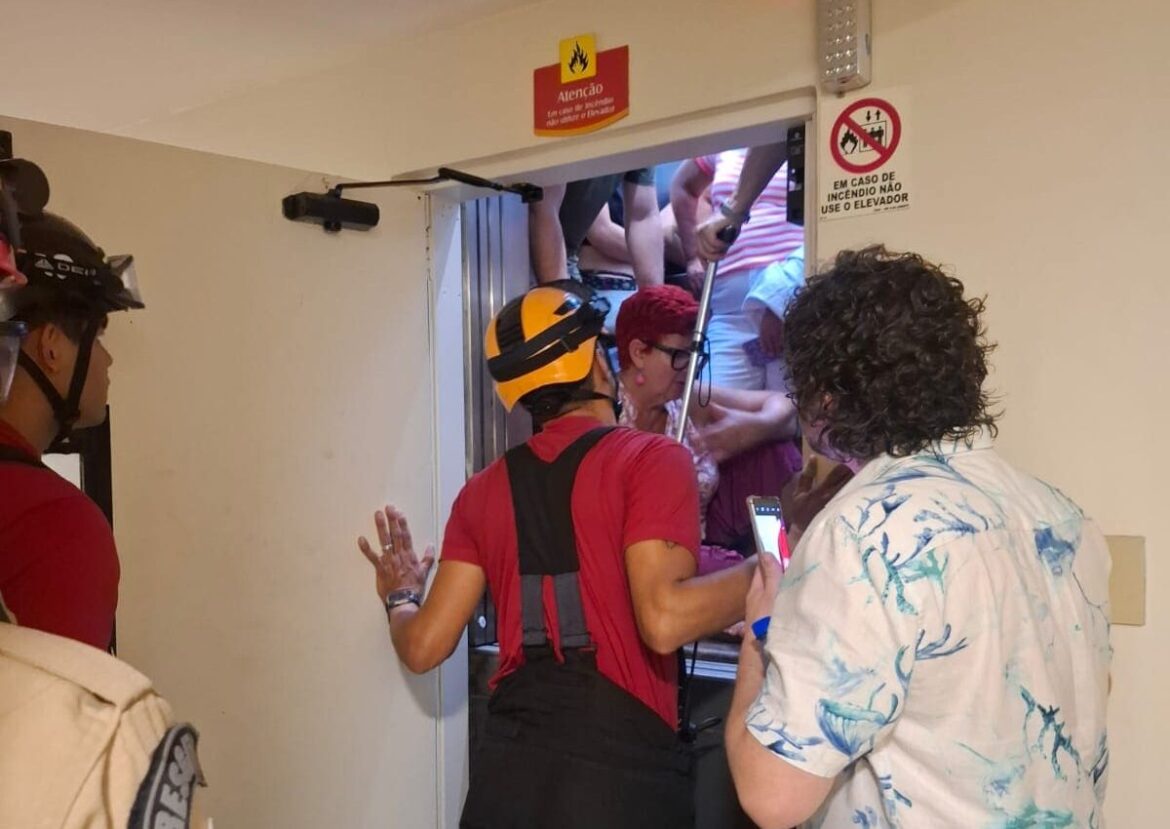 Corpo de Bombeiros resgata seis turistas presos em elevador de hotel no Centro de Manaus