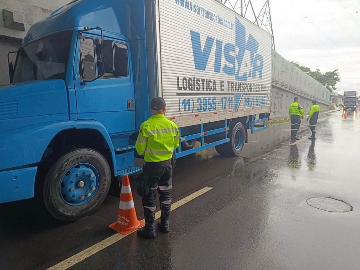 IMMU Fiscaliza caminhões e registra 47 autuações em operação na Av. das Torres