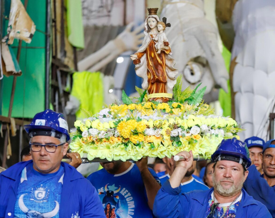 Emoção e devoção marcam visita da imagem peregrina de Nossa Senhora do Carmo ao Galpão do Boi Caprichoso