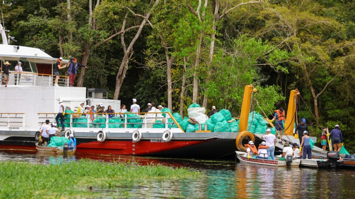 Mutirão mobiliza mais de 200 voluntários para limpar igarapé em Manaus