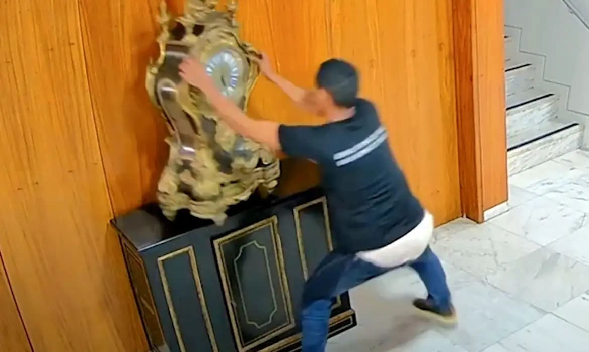 Moraes manda prender homem que destruiu relógio no 8/1 e pede para investigar juiz que o soltou
