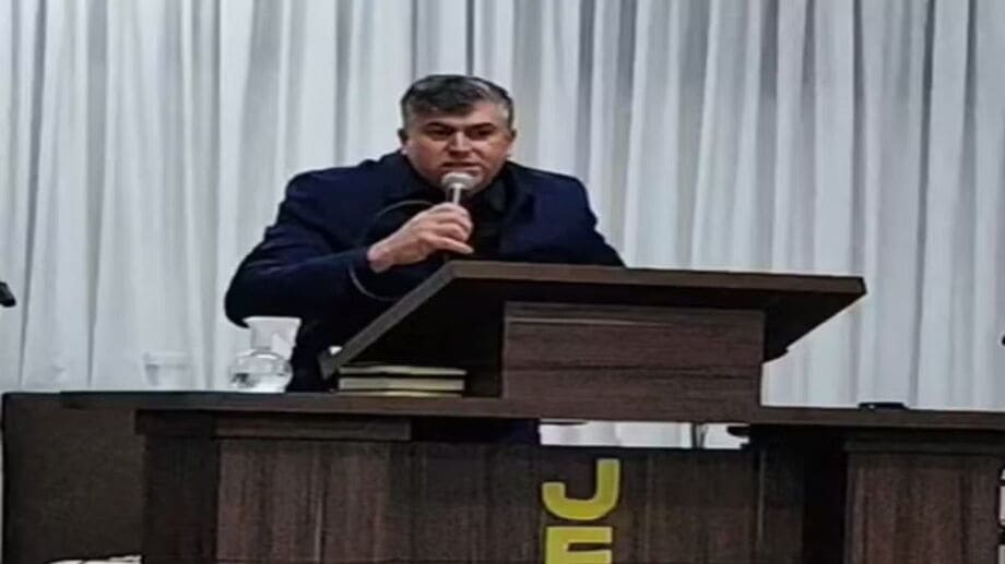 Pastor morre durante culto ao vivo