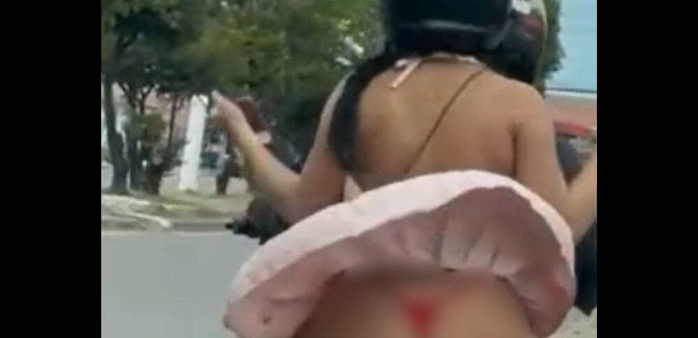 Vídeo flagra mulher em motocicleta com o vestido suspenso pelo vento em Manaus 