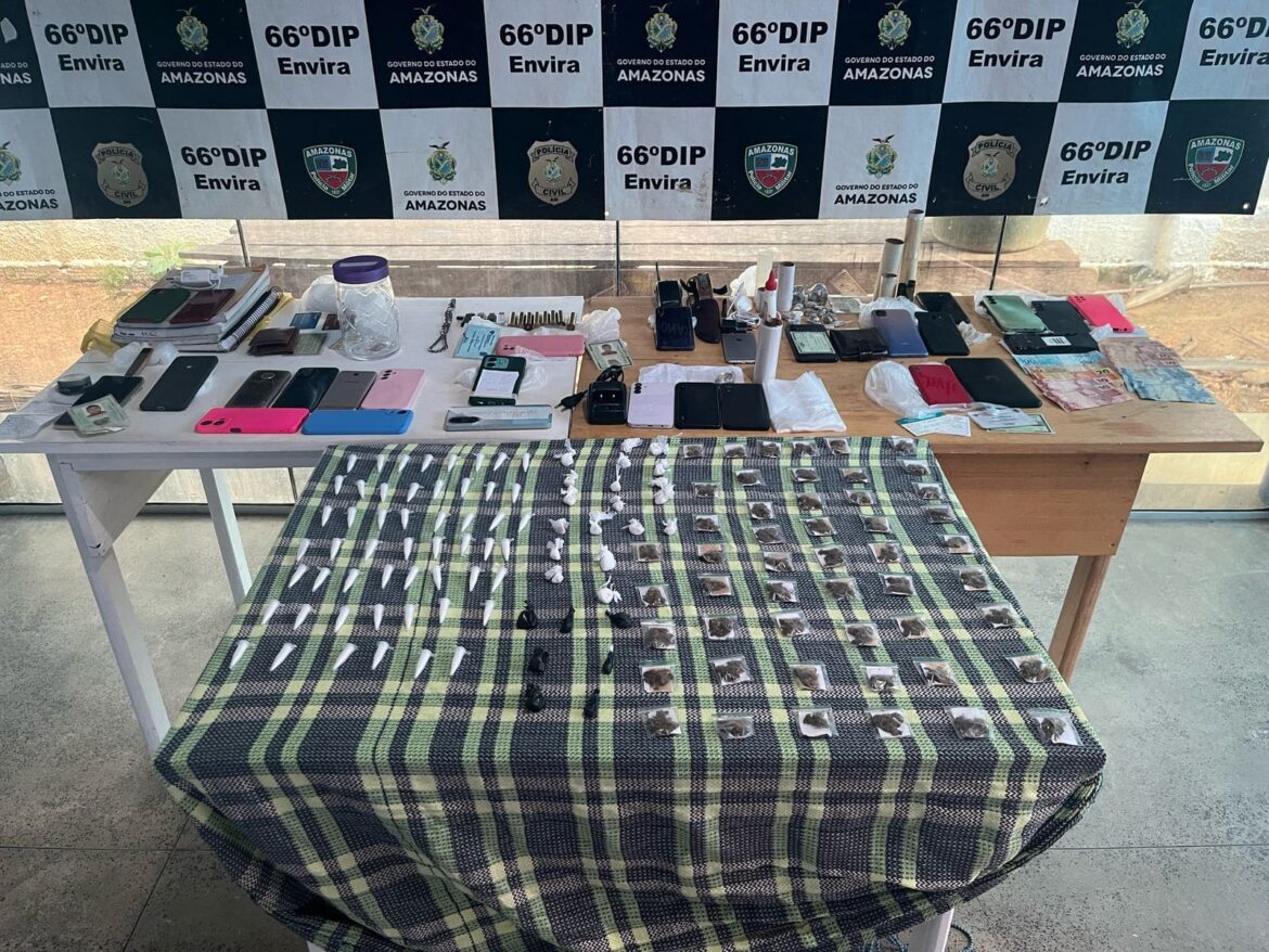 Polícias cumprem mais de 20 mandados de busca e apreensão contra membros de organização criminosa, em Envira