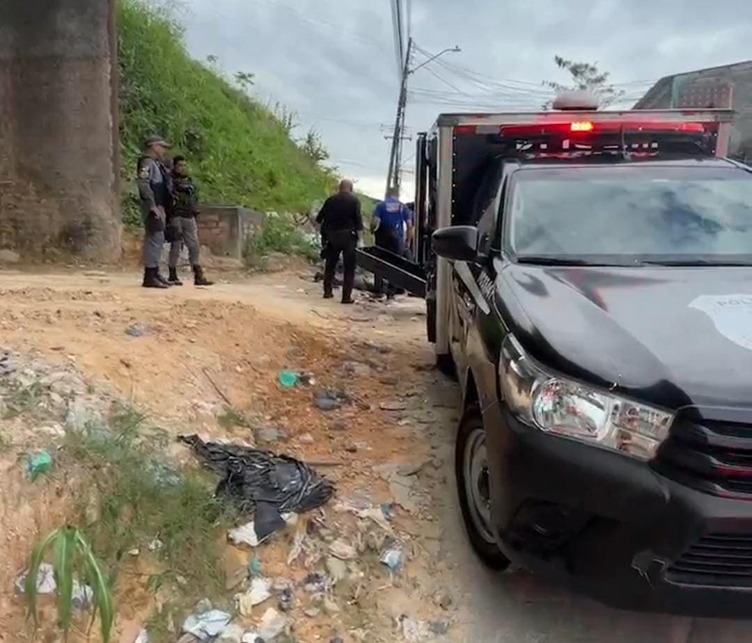 Homem é encontrado morto com sinais de tortura e bilhete junto ao corpo, em Manaus