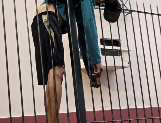 Homem morre ao cair em grade de igreja no Centro de Manaus