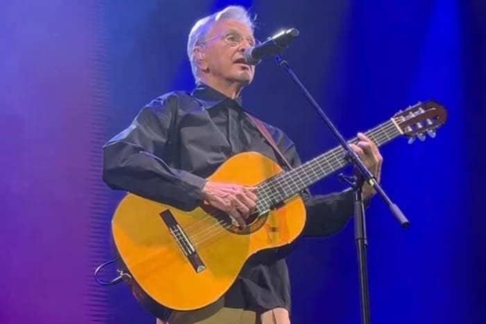 Caetano Veloso em show homenageia Preta com música que Gilberto Gil cantou no velório da artista