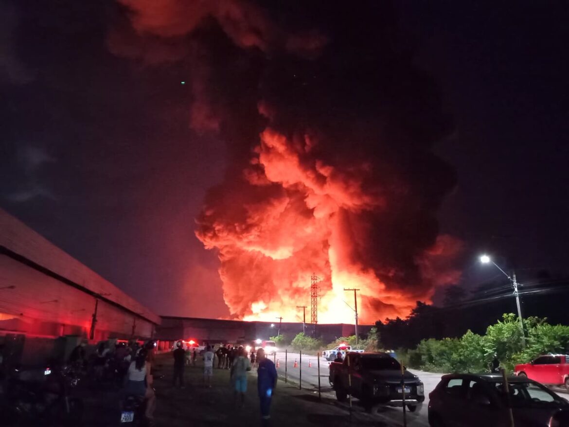 Incêndio destrói fábrica no Distrito Industrial em Manaus